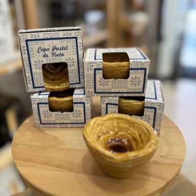 Embalagens com copos de Pastel de Nata e copo com doce folhado amarelo