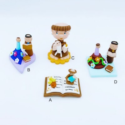 Figuras decorativas coloridas de santos e livro aberto sobre fundo branco