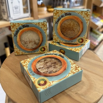 Caixas de Pastel de Nata azul claro com janela redonda mostrando a pastelaria