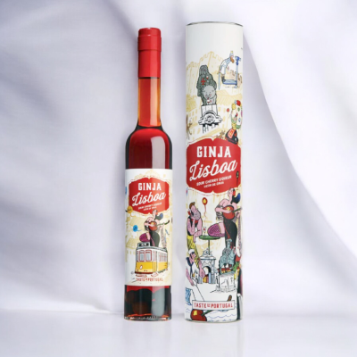 Garrafa de licor Ginja Lisboa com embalagem decorada