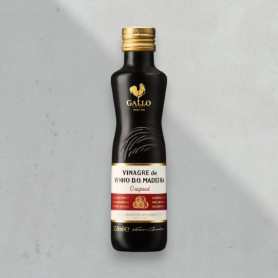 Garrafa preta de vinagre de vinho da marca Gallo com rótulo branco e vermelho