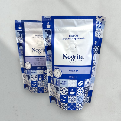 Embalagens de café Negrita azul e branca com padrões de azulejos