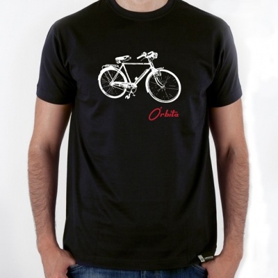 T-shirt preta com estampa de bicicleta branca e texto vermelho Órbita