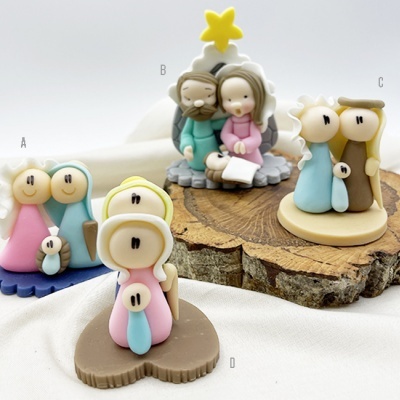 Figuras decorativas de Natividade em cerâmica colorida com personagens em azul, rosa, amarelo e castanho