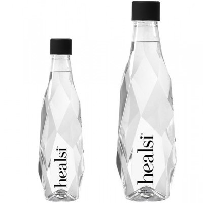 Duas garrafas facetadas transparentes com tampa preta e texto 'healsi'.