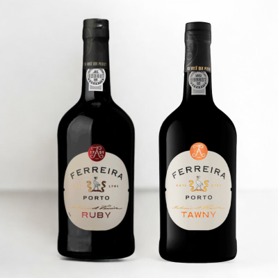 Duas garrafas de vinho do Porto Ferreira Ruby e Tawny com etiquetas branca, vinho e laranja, fundo branco
