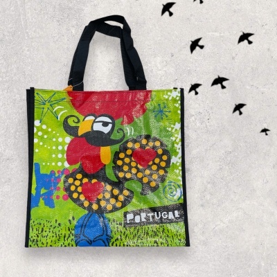 Saco reutilizável colorido com Galo de Barcelos e texto 'PORTUGAL'