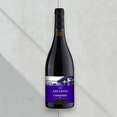 Garrafa de vinho tinto com rótulo roxo, preto e branco numa superfície clara