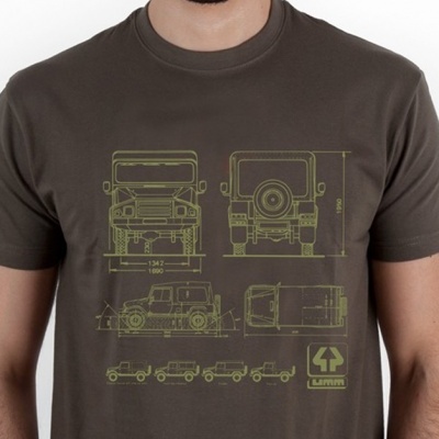 T-shirt castanha com desenhos técnicos amarelos de um jipe e logótipo