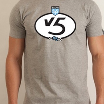 T-shirt cinza claro com logotipo V5 em preto e branco e detalhes azuis