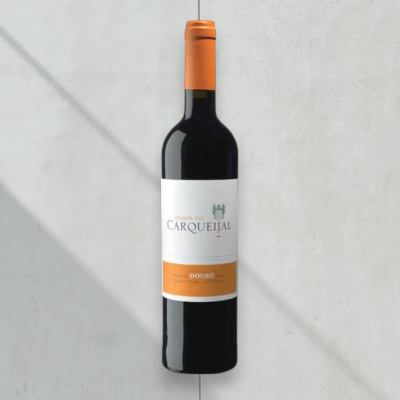 Garrafa de vinho tinto Carqueijal Douro com rótulo branco e laranja