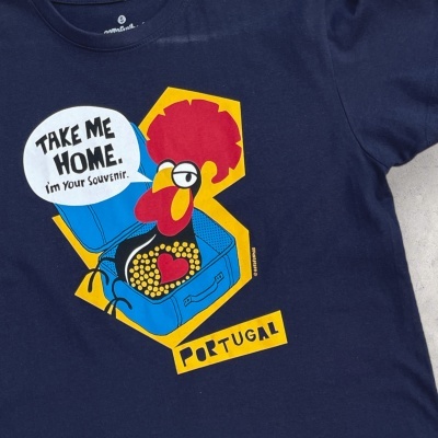 T-shirt azul com estampa de Galo de Barcelos e texto TAKE ME HOME. i'm your souvenir. PORTUGAL