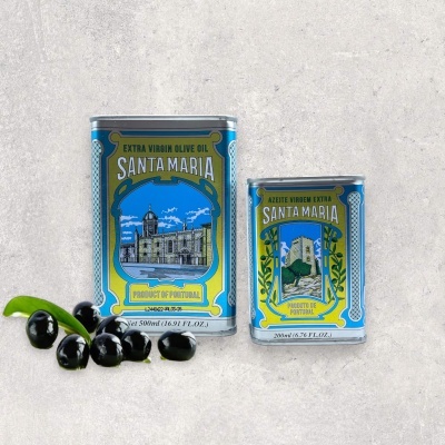 Duas embalagens metálicas de azeite extra virgem Santa Maria lado a lado com azeitonas pretas