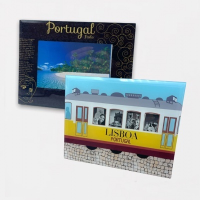 Ímanes de frigorífico temáticos de Portugal, um com elétrico de Lisboa e outro com praia e texto