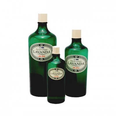 Três frascos verdes de vidro com rótulos de água de colônia Lavanda