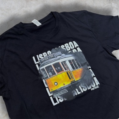 T-shirt preta com estampado de um elétrico amarelo e texto Lisboa e Portugal