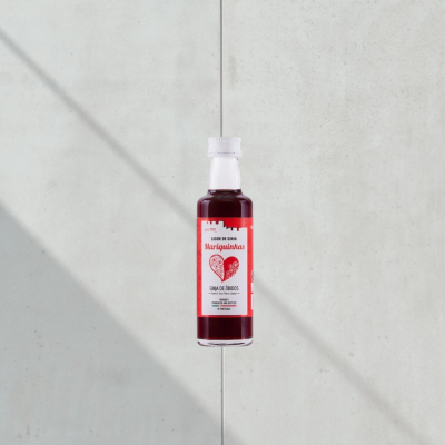 Garrafa de licor de ginja Mariazinha com rótulo branco e vermelho