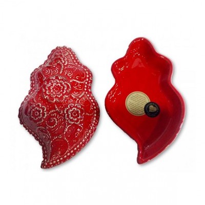 Duas tigelas vermelhas em cerâmica com textura floral, uma lisa e uma decorada.