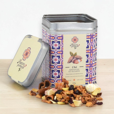 Lata metálica decorada com chá de amêndoas e frutos secos