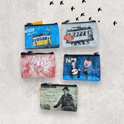 Cinco carteiras pequenas coloridas com estampas variadas e fundo com pássaros pretos