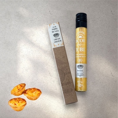 Frasco amarelo de licor pastel de nata com caixa e três pastéis de nata