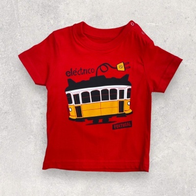 Camiseta vermelha infantil com desenho de elétrico amarelo e texto elétrico PORTUGAL