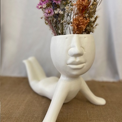 Vaso decorativo branco com flores secas coloridas