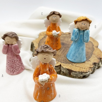 Quatro anjos decorativos em cerâmica com vestidos coloridos, asas brancas e detalhes únicos.