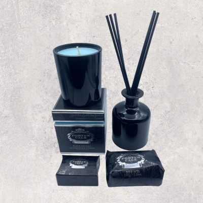 Conjunto decorativo com vela azul, difusor e sabonetes em embalagem preta