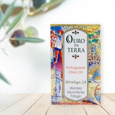 Caixa de azeite Ouro da Terra com ilustrações coloridas e texto em português