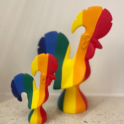 Duas figuras decorativas de galo coloridas em madeira