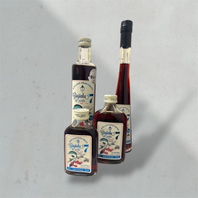 Quatro garrafas de licor Ginjinha da Porta com rótulos em fundo cinzento claro.