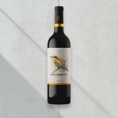 Garrafa de vinho tinto Abelharuco com rótulo branco e ilustração de pássaro