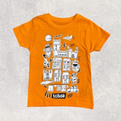 Camiseta laranja infantil com estampado de Lisboa em preto e branco