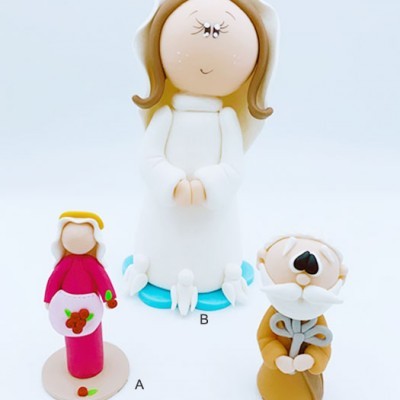 Três bonecos coloridos de cerâmica ou barro sobre fundo branco