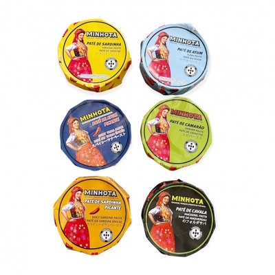 Seis latas de paté Minhota com cores e sabores diferentes e ilustração de mulher na embalagem