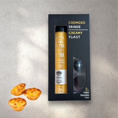 Pack de licor artesanal Pastel de Nata com dois copos de chocolate e três pastéis de nata ao lado