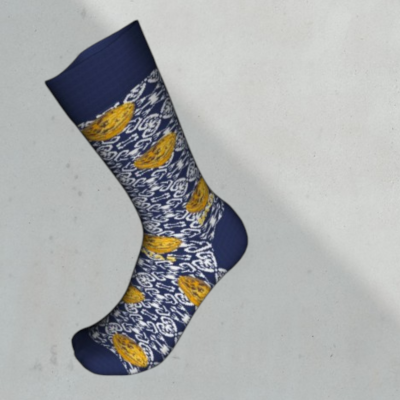 Meia azul escura com padrão branco e amarelo