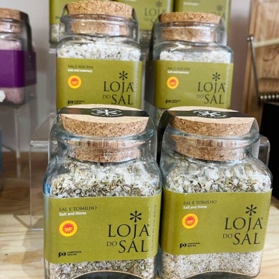 Frascos de vidro quadrados com tampa de cortiça contendo sal com tomilho e etiquetas verdes LOJA DO SAL