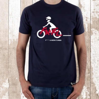 Camiseta azul escuro com estampa de motociclista e texto FAFÉ P*** A MOTA É LINDA