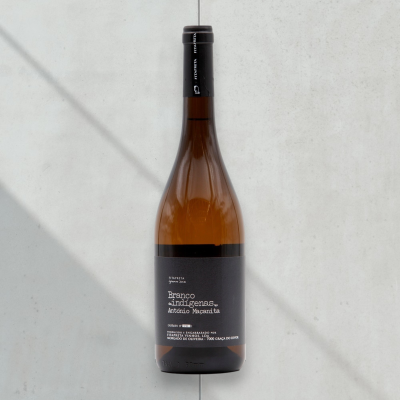 Garrafa de vinho branco com rótulo preto em superfície branca