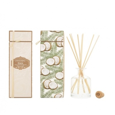 Aromatizador de ambiente com frasco de vidro e pauzinhos, caixas decorativas com padrão de cocos e folhas.