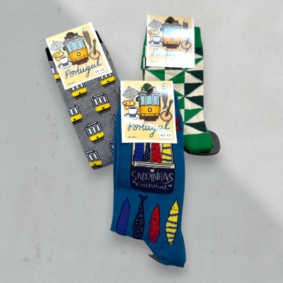 Três pares de meias coloridas com padrões distintos