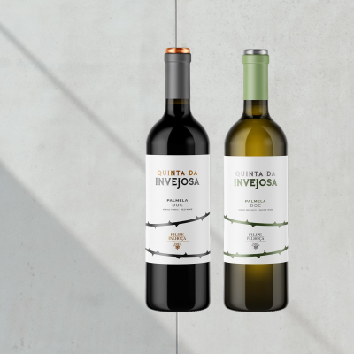 Duas garrafas de vinho Quinta da Invejosa, tinto e branco, com rótulos brancos
