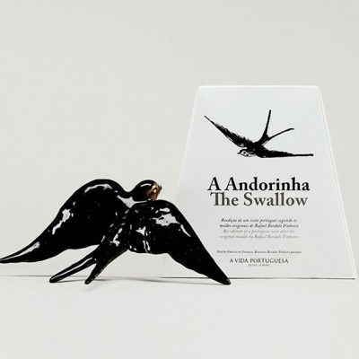 Figura decorativa andorinha preta em cerâmica com cartão informativo