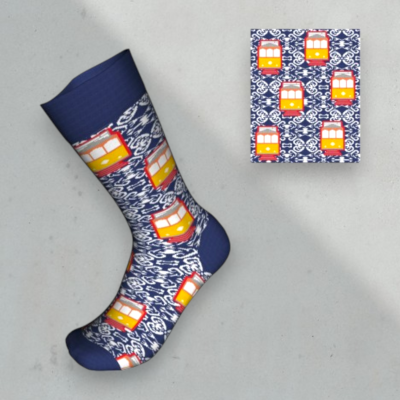 Meia azul com padrão de carruagens coloridas e embalagem ao lado