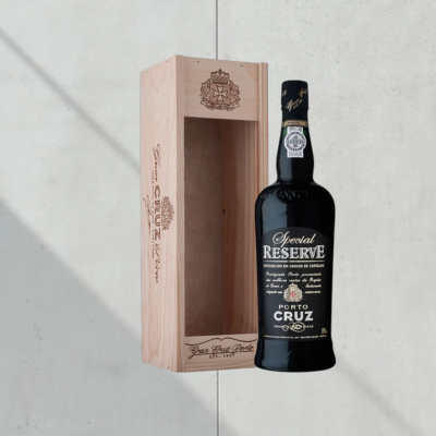 Garrafa preta de vinho do Porto Special Reserve com caixa de madeira aberta