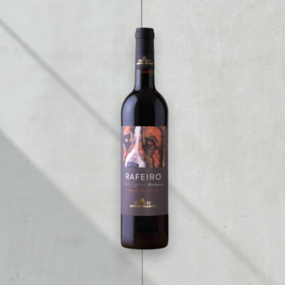Garrafa de vinho tinto com rótulo roxo e imagem de um cão