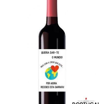 Garrafa de vinho com rótulo branco e texto, cápsula vermelha, fundo branco