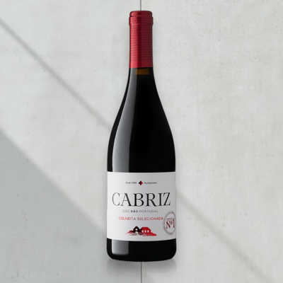 Garrafa de vinho tinto cabriz com rótulo branco e tampa vermelha